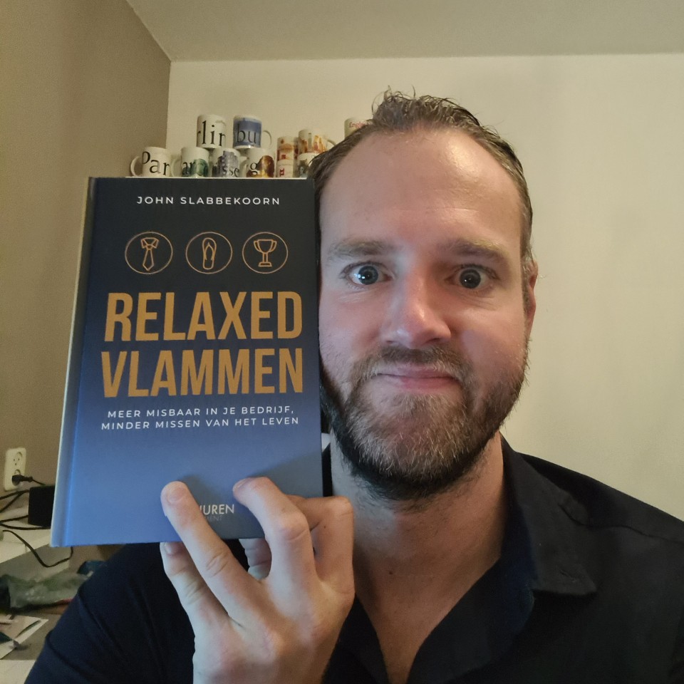 Op deze foto sta ik zelf met het boek boek Relaxed Vlammen