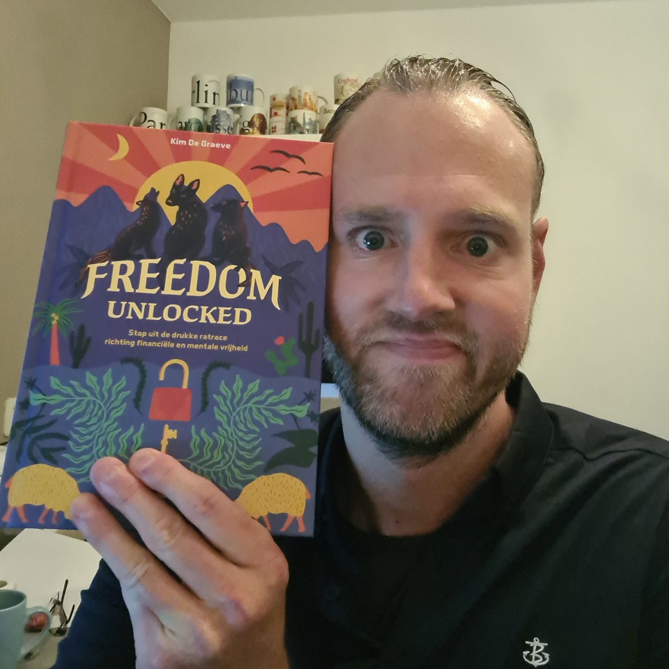 Op deze foto zie je mezelf met het boek Freedom Unlocked